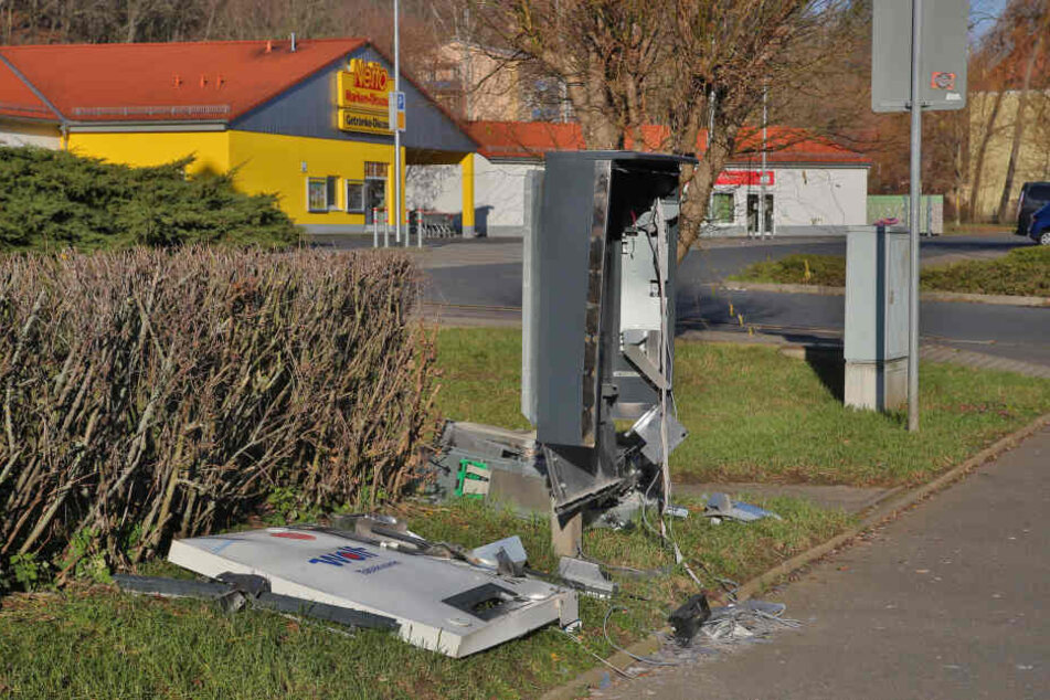 15 Meter weit flogen Zigaretten, Automatenteile und Geld nach der Sprengung.