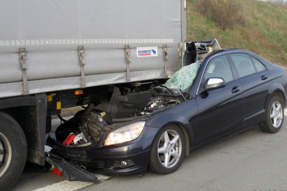 Der Fahrer des Autos kam schwer verletzt in ein Krankenhaus.
