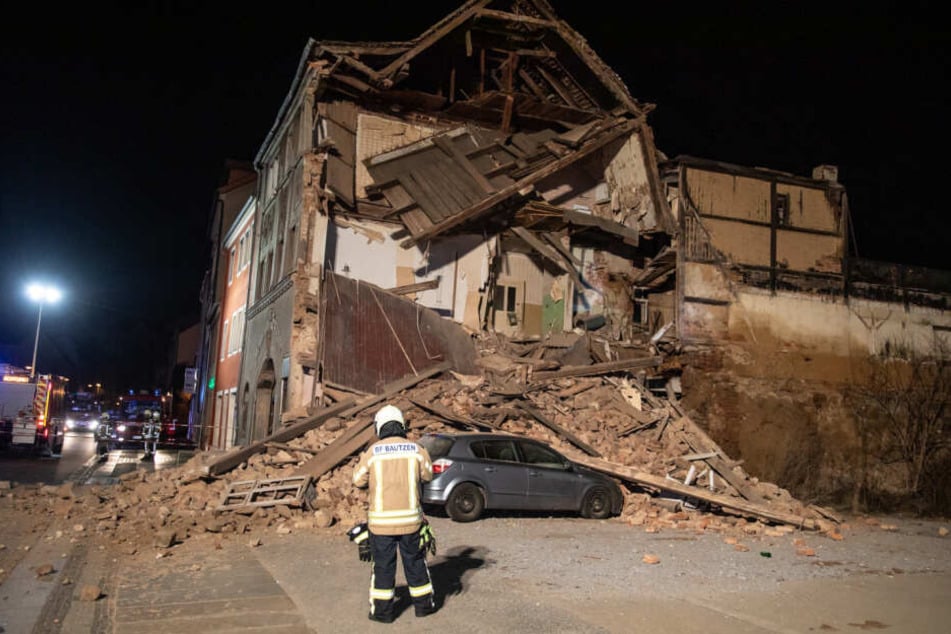 Ein neben dem Haus parkendes Auto wurde teilweise von den Trümmern begraben.