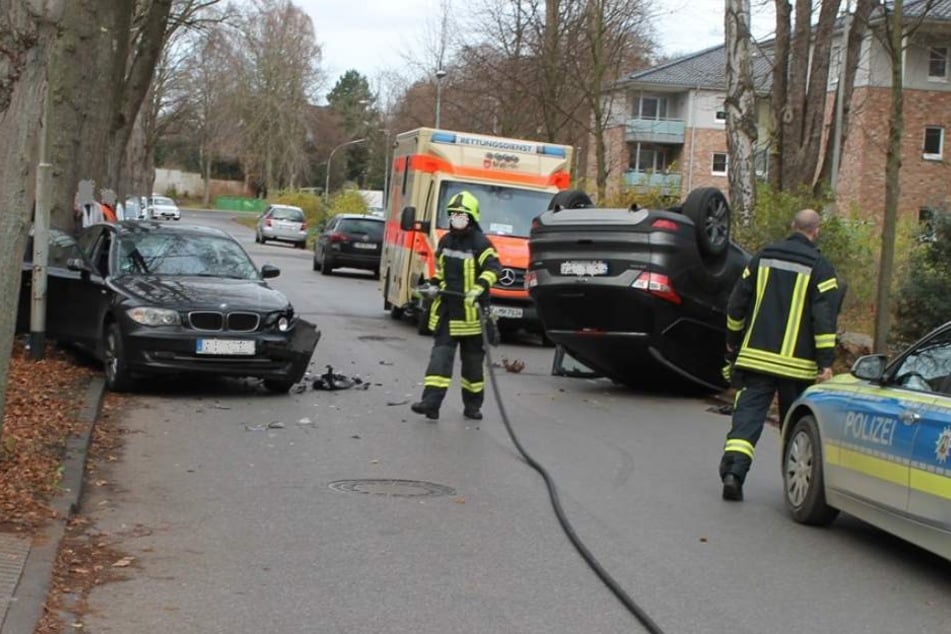 Bei dem Unfall wurde auch ein geparkter BMW beschädigt.