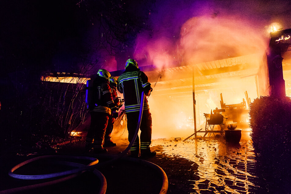 In Lentföhrden hat am Montagabend ein Carport gebrannt. Die Flammen griffen auch auf das angrenzende Wohnhaus über.