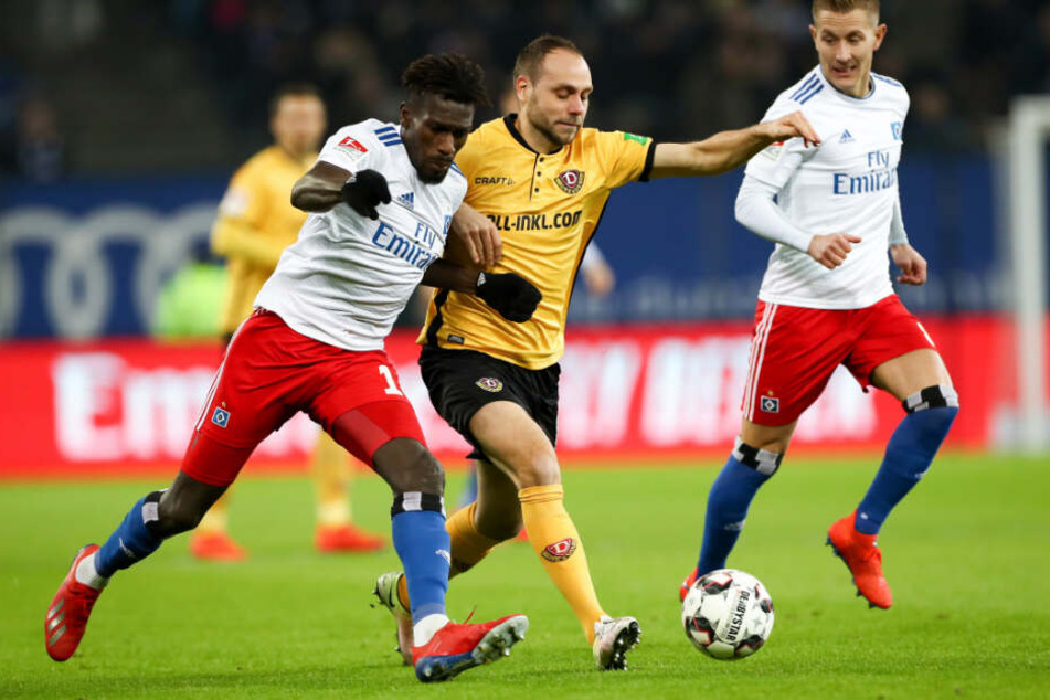 Hamburgs Bakery Jatta (links) versucht sich gegen Dresdens Rico Benatelli durchzusetzen.