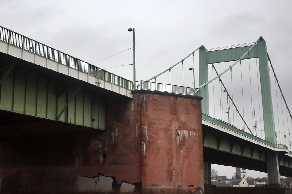 Seit über einem Jahr rollen keine KVB-Bahnen mehr über die Mülheimer Brücke in Köln.