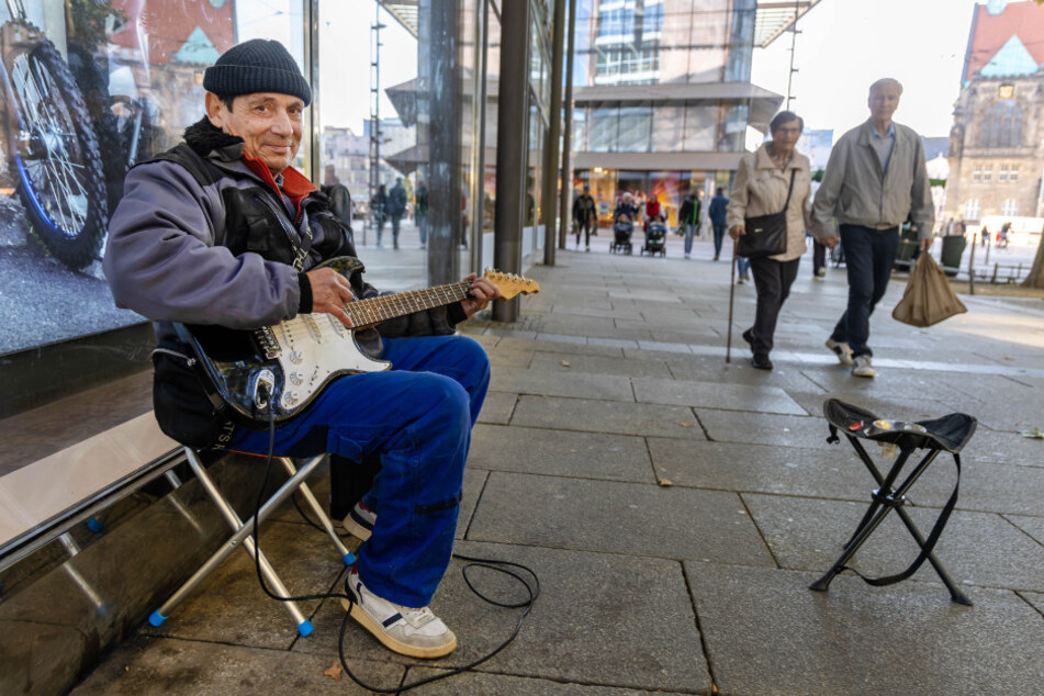 Der rumänische Straßenmusiker Albert (60) kann offenbar nur ein halbes Lied spielen. Einigen Chemnitzern gefällt's trotzdem.