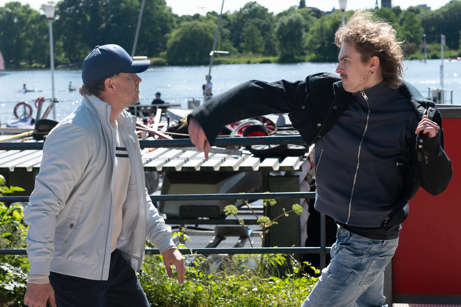 Aus dem Nichts überfällt Kevin (Cedric Eich, r.) den Segellehrer (Janek Rieke, l.) seiner Schwester und schlägt ihn nieder.