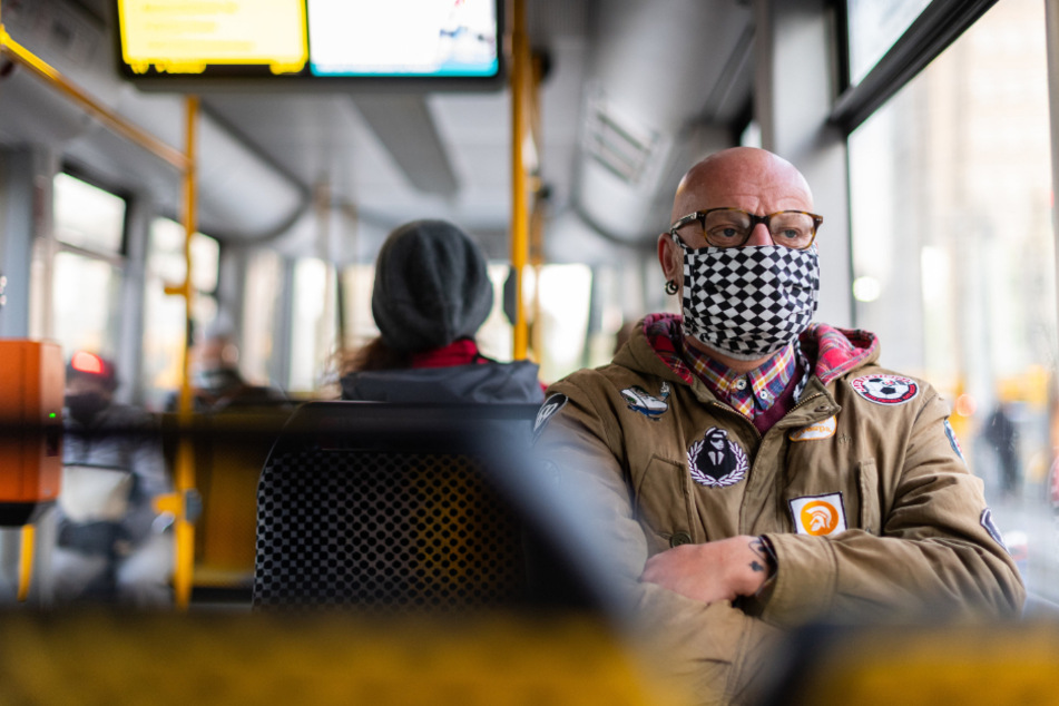 Durch den Lockdown sind deutlich weniger Fahrgäste in Bus und Bahn unterwegs.