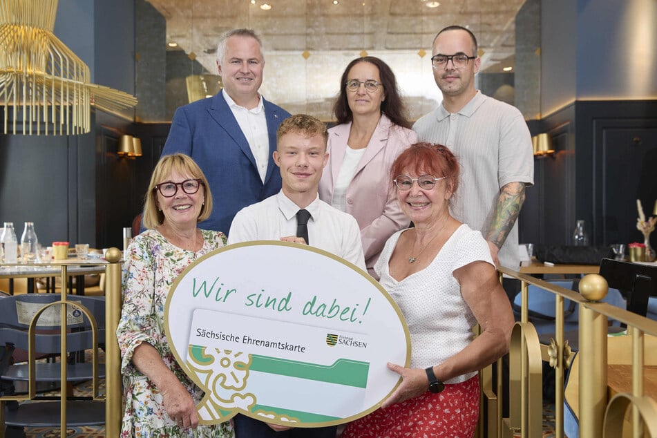 Freuen sich auf mehr Vorteile mit der Ehrenamtskarte. Hinten, v.l.: Dehoga-Präsident Jens Dzurny (48), Staatssekretärin Dagmar Neukirch (53), "Wilma Wunder"-Gastronom Steve Weichsel (43). Vorn, v.l.: die Ehrenamtler Monika Nicklisch (73), Laurens Schrinner (19), Andra Becker-Querner (69) .