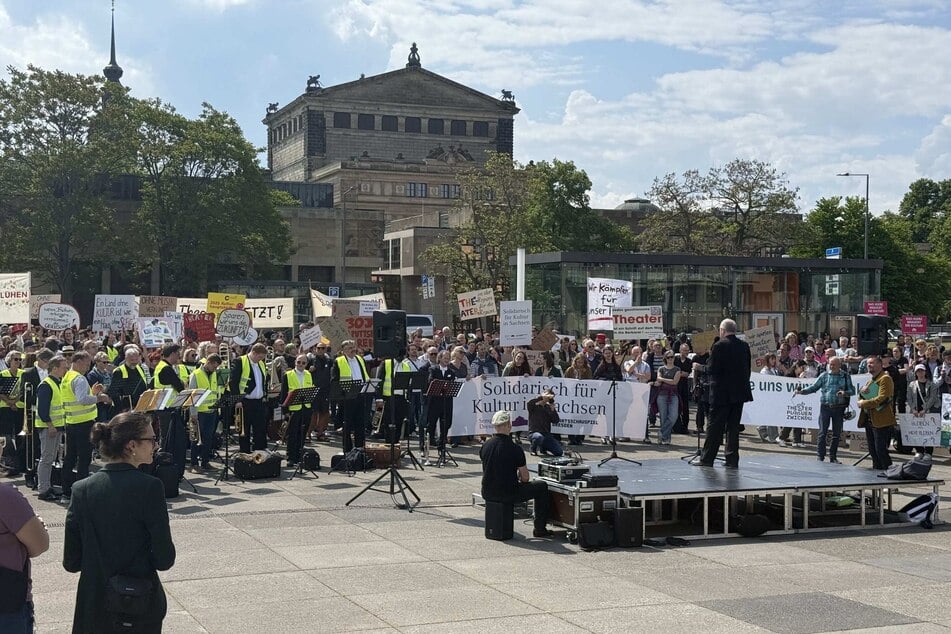 Hunderte Kulturschaffende und kulturaffine Menschen versammelten sich am Mittwochmorgen vor Sachsen Landtag.