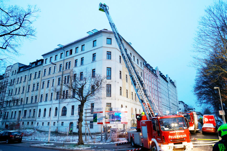 In der Wattstraße in Chemnitz brach am Dienstagmorgen ein Brand in einem leerstehenden Haus aus.