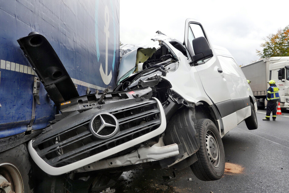 Der Mercedes Sprinter krachte frontal von hinten auf einen stehenden Laster.