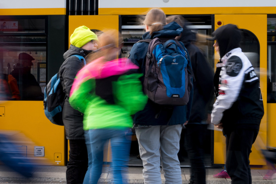 Trotz geschlossener Schulen zahlen Eltern in Dresden weiter für die Schülerbeförderung.