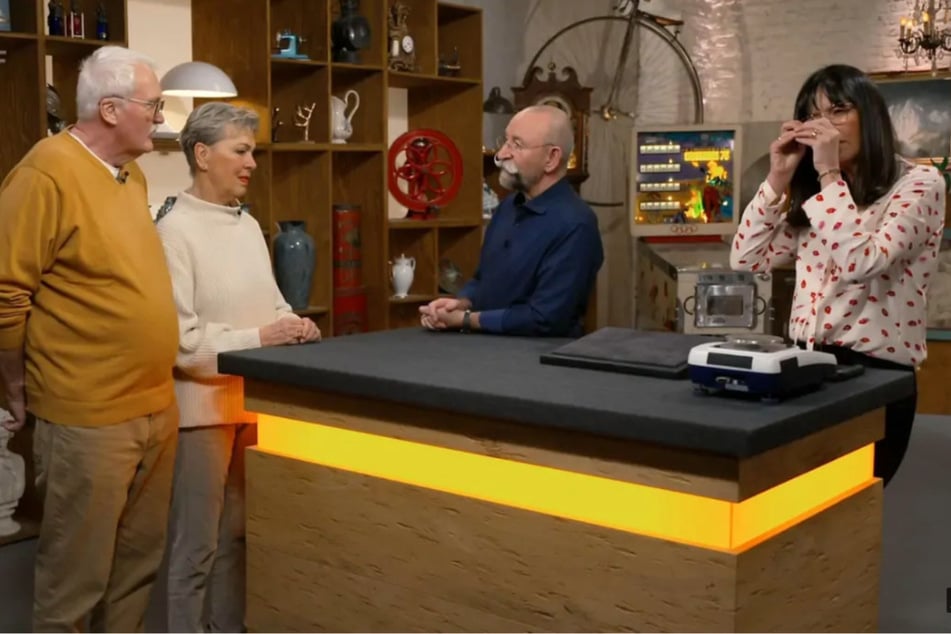Renate (2.v.l.) und ihr Ehemann Helge aus Wangerooge wollen bei "Bares für Rares" ein glitzerndes Schmuckstück verkaufen.