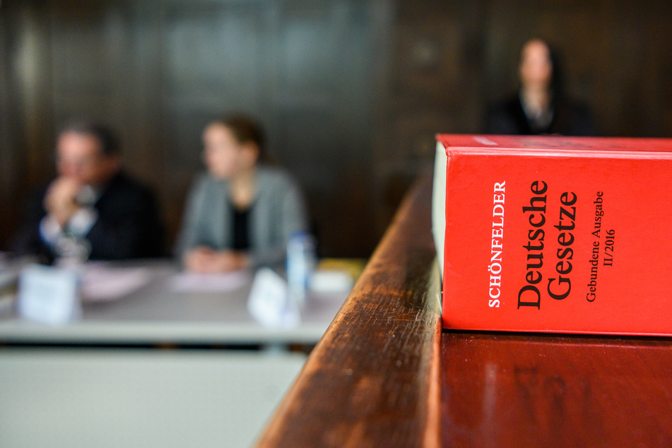 Eine Nebenklägerin sitzt 2019 neben ihrem Anwalt im Gerichtssaal.
