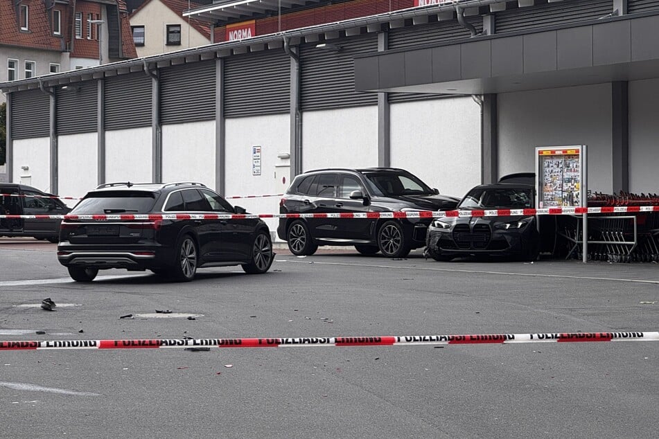 Ein Supermarkt Parkplatz: Hier schnappten die Beamten zwei der Täter. Der Bereich wurde abgesperrt.