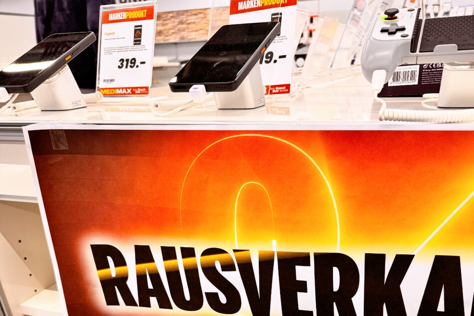 Dieser Technik-Experte muss wegen Schließung tausende Artikel loswerden