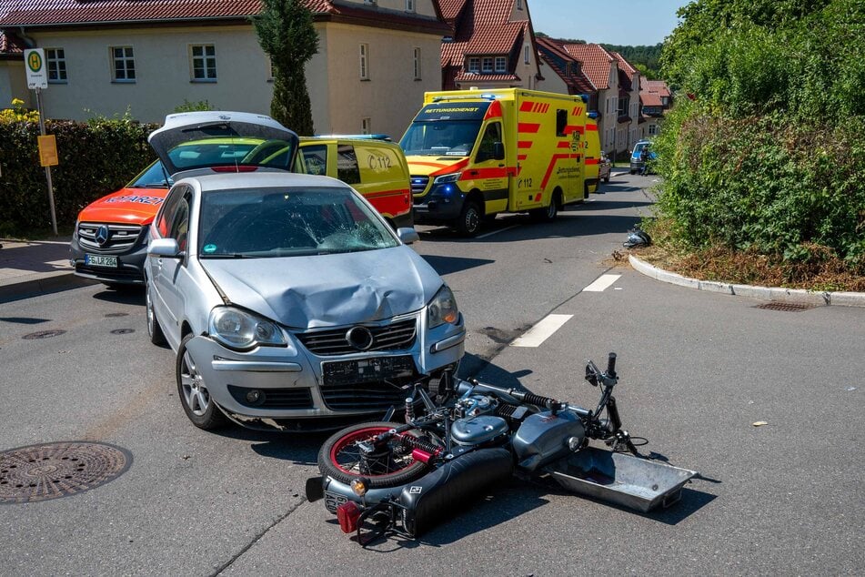 Beide Fahrzeuge wurden stark beschädigt.