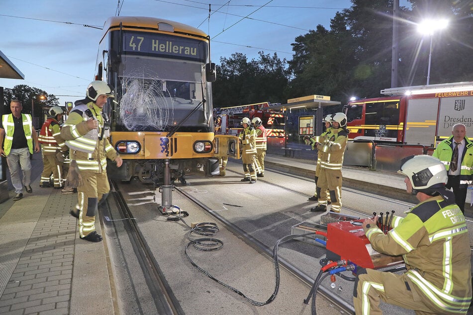 Kameraden der Berufsfeuerwehr aus der Wache Albertstadt waren im Einsatz, um die Bahn mit schwerem Gerät anzuheben.