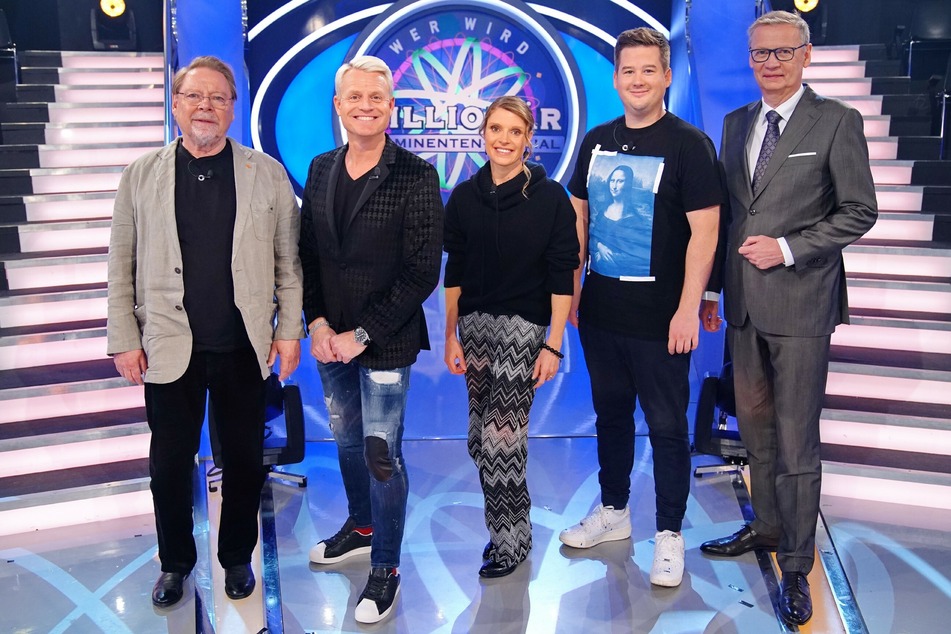 Moderator Günther Jauch (65, r.) empfing beim Promi-Special von "Wer wird Millionär?" Entertainer Jürgen von der Lippe (73, v.l.n.r.), Komiker Guido Cantz (50), Profi-Sportlerin Evi Sachenbacher-Stehle (40) und Comedian Chris Tall (30).