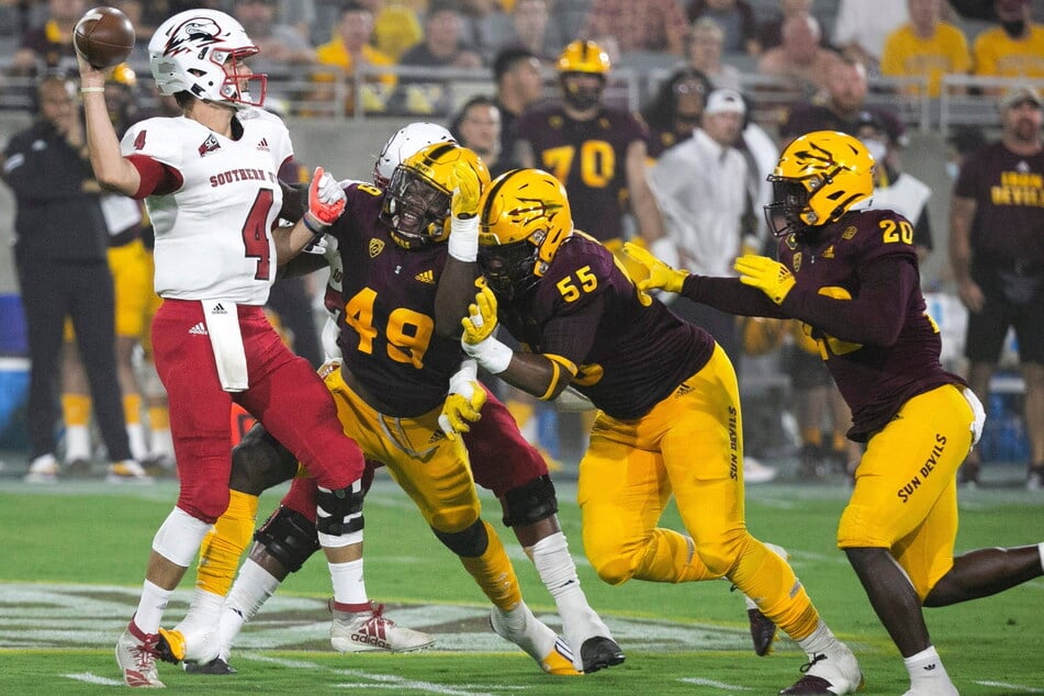 Mit viel Übersicht spielt Justin Miller (27, l.) hier den Pass als Quarterback in Arizona.