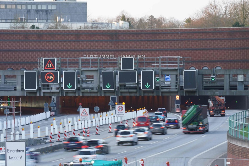 Nur wenige hundert Meter vor dem Elbtunnel habe sich der Deckel eines Kabelschachts gelöst. Aufgeschoben werden könne die Reparatur nicht.