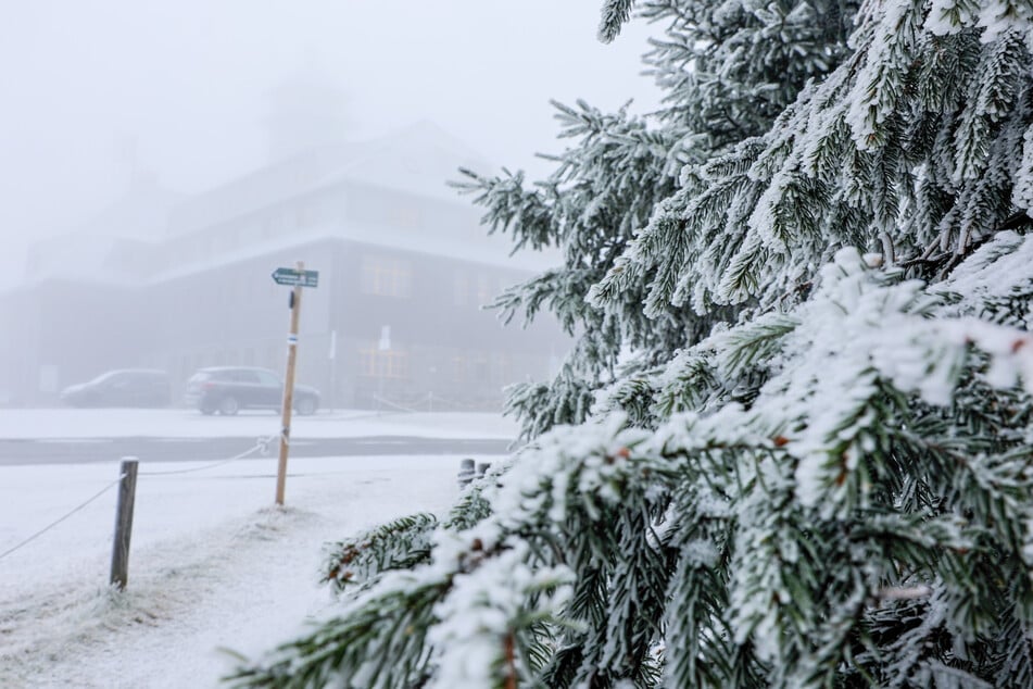 Das Fichtelberghaus war am heutigen Mittwoch umgeben von schneebedeckten Bäumen. Der Rest von Sachsen muss auf die weiße Pracht allerdings noch etwas warten.