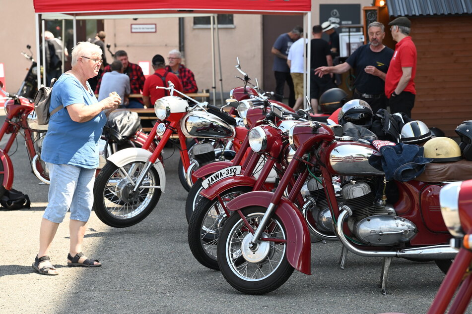 Treffen in Chemnitz: 70 Jawa-Fahrer und ihre Zweiräder rollten am Sonntag zum Fahrzeugmuseum.