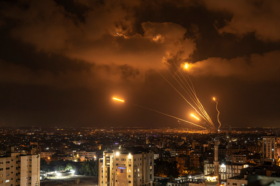 Radikale Palästinenser schießen Raketen auf Israel ab.