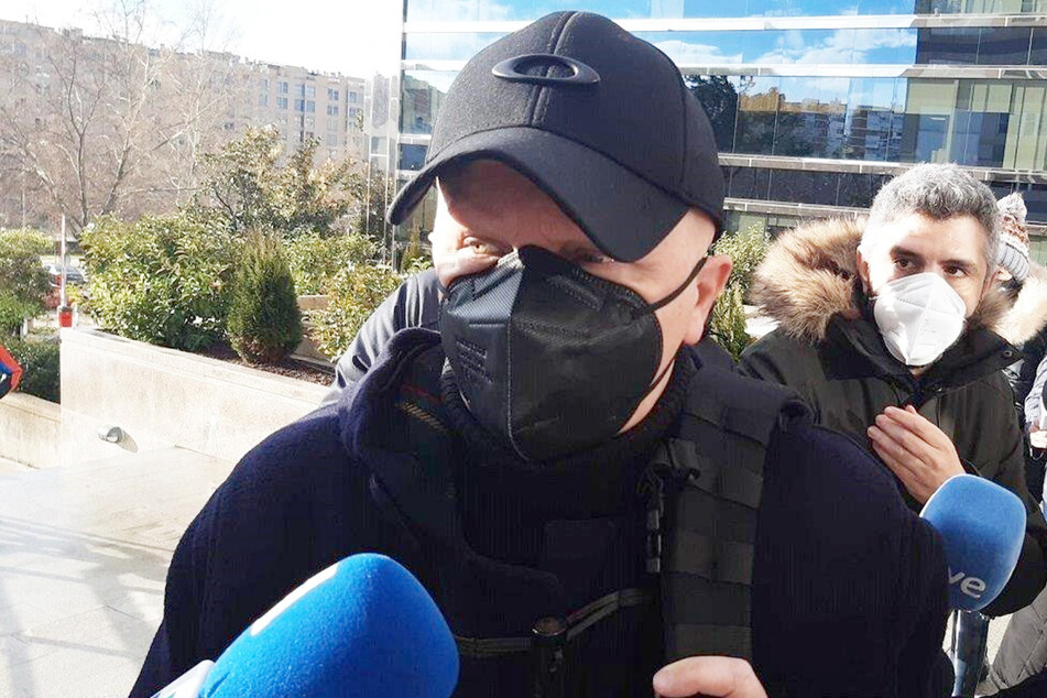 Der Spanier, der 2000 Tumore vortäuschte und damit Spenden in Höhe von 264.780 Euro erschlich, spricht mit Journalisten.
