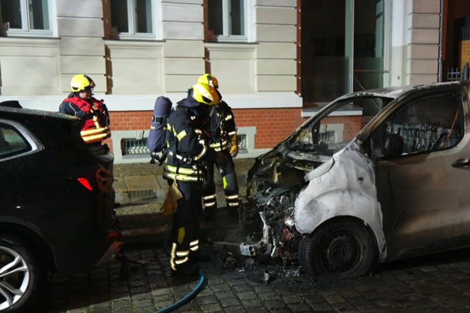 Die Polizei geht davon aus, dass das Auto von Unbekannten angezündet wurde.