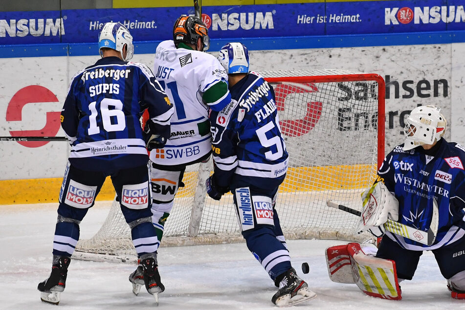 Die Eislöwen Thomas Supis (l.) und Lucas Flade (3.v.l.) versuchten, den Bietigheimer Robin Just vom Kasten des Dresdner Goalies David Miserotti-Böttcher wegzudrücken.