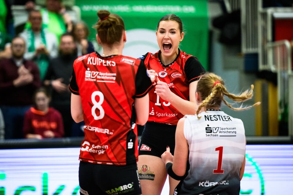 Jubel bei den DSC-Schmetterlingen: Jette Kuipers (23), Marta Levinska (24) und Patricia Nestler (24) buchten in Münster das Halbfinalticket.