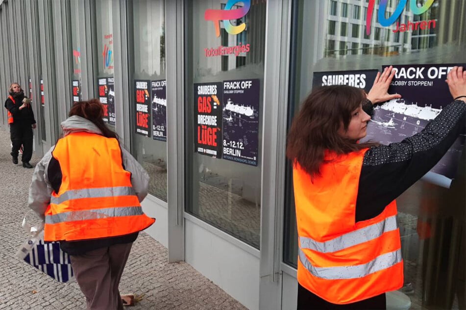 "Letzte Generation" kleistert Zentrale von Energie-Riese in Berlin zu: "Frack Off"