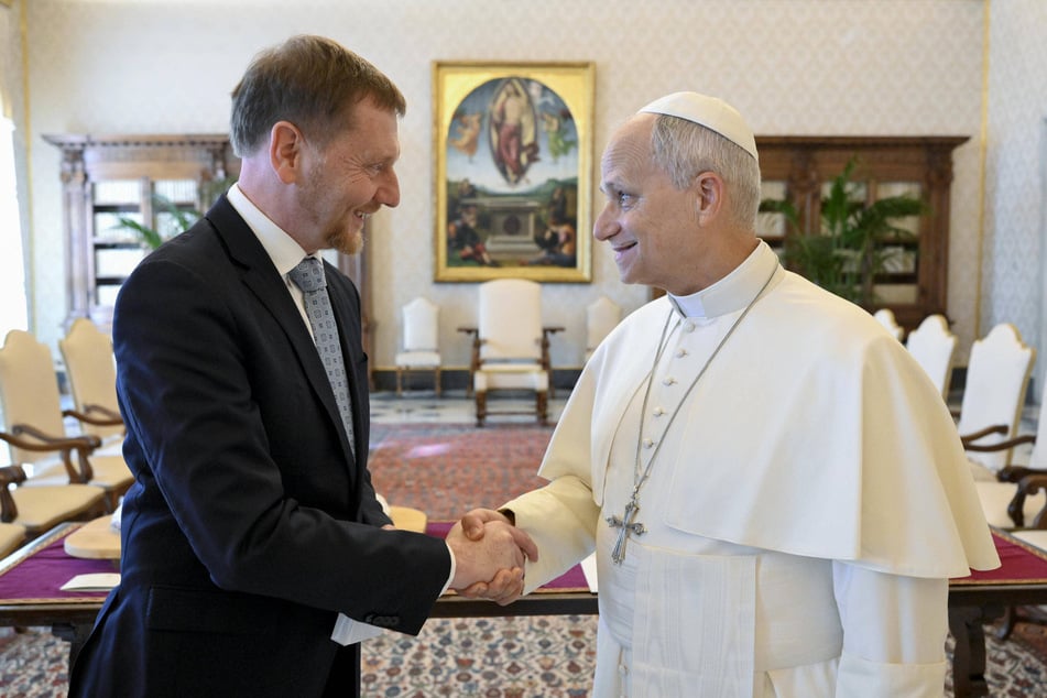 Papst Leo XIV. (71) beim Handschlag mit Michael Kretschmer (51).