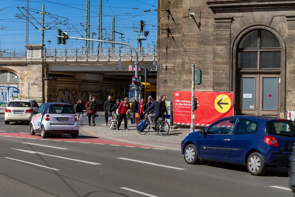 Nadelöhr an der einzigen Umwegstrecke: Radler und Reisende kommen sich hier gefährlich nahe.
