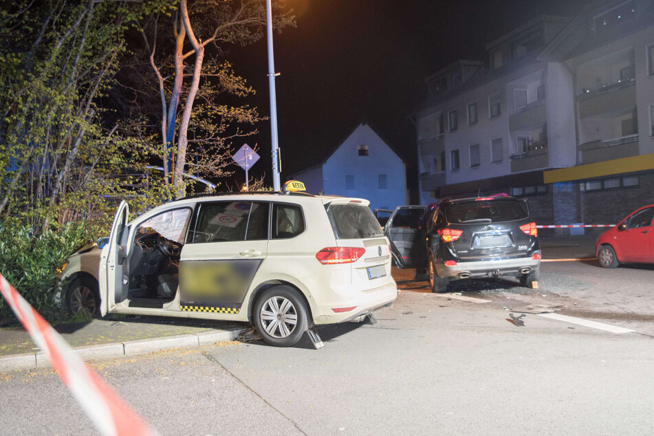 Die beteiligten Autos wurden bei dem Unfall in Leverkusen stark beschädigt.