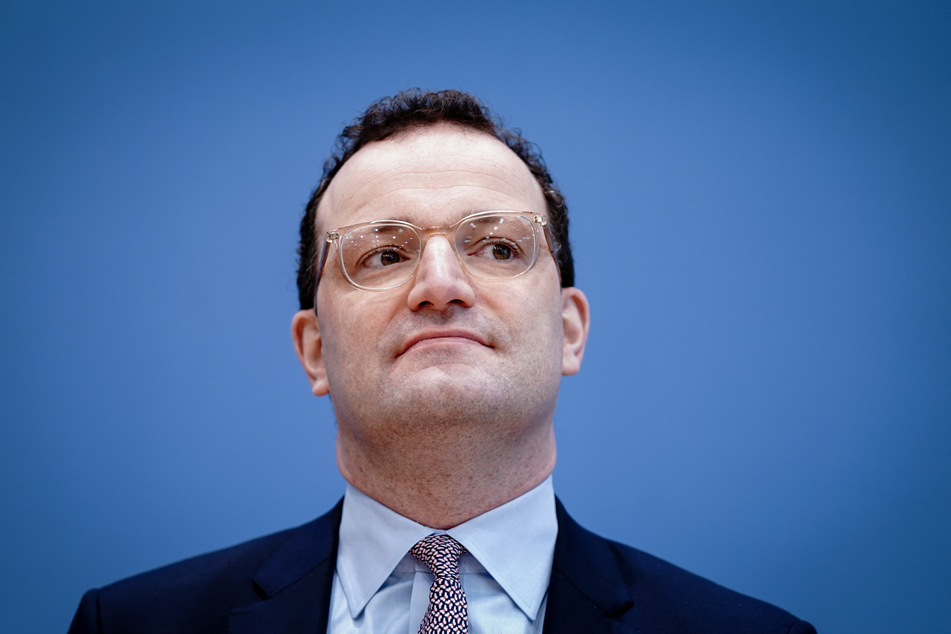 Die Anti-Korruptionsorganisation "Transparency International" erklärte, Jens Spahn (40, CDU) habe bereits als Bundestagsabgeordneter zu Pharma-Lobbyisten gehabt.