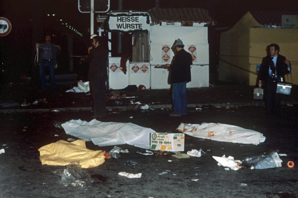 Blick auf drei mit Tüchern zugedeckte Todesopfer des nächtlichen Anschlages auf dem Münchner Oktoberfest am 26.9.1980.