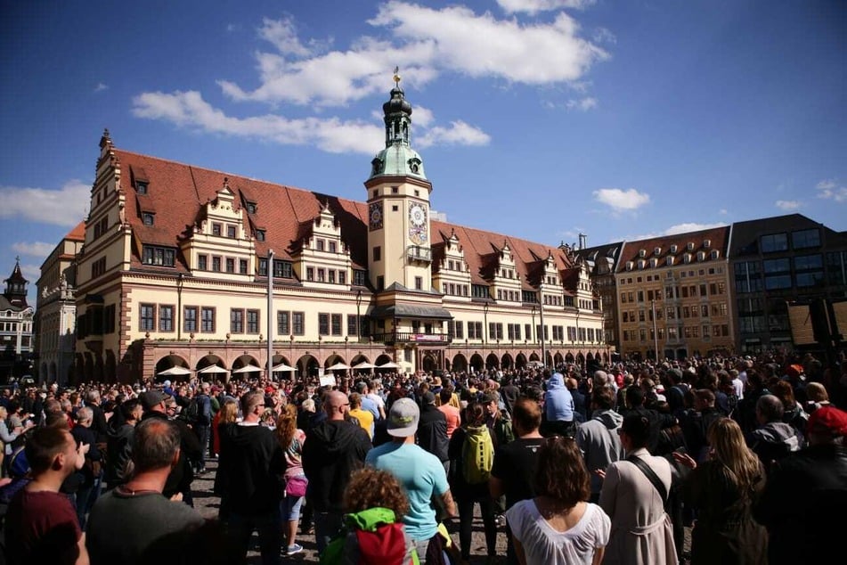 Etwa 300 Personen demonstrierten am Samstag auf dem Leipziger Marktplatz gegen die Corona-Maßnahmen. Auf die geltenden Abstandsregelungen wurde dabei wenig Rücksicht genommen.