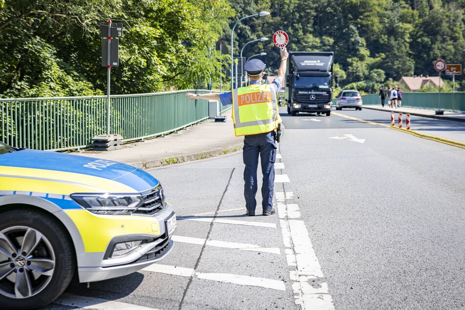 Sobald Fahrzeuge, die schwerer als 7,5 Tonnen sind, die Brücke überqueren, gilt dies als Ordnungswidrigkeit. Hier müssen die Fahrer 40 Euro zahlen.