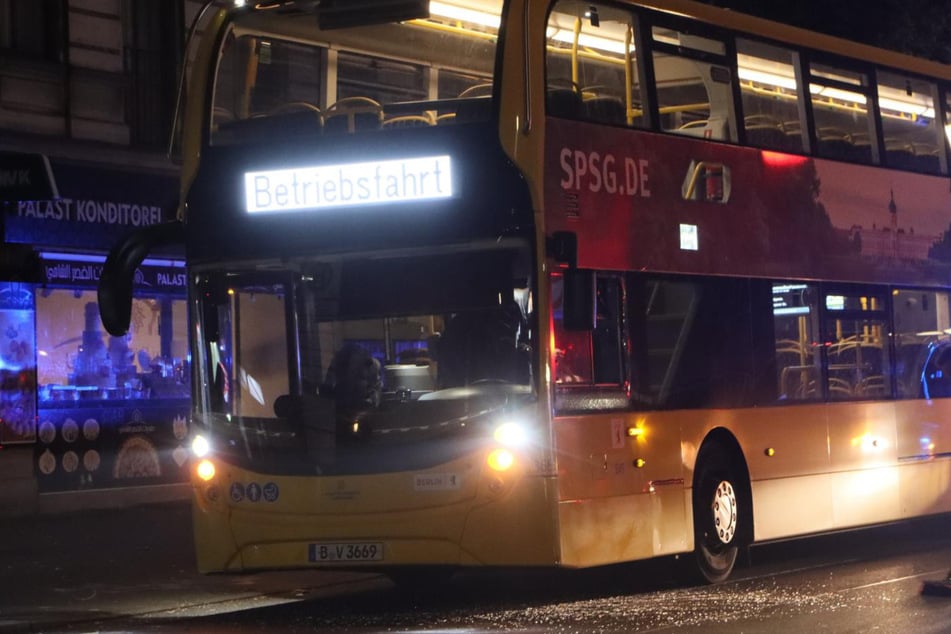 Die Scheibe wurde zerstört, der Bus konnte nicht weiterfahren.