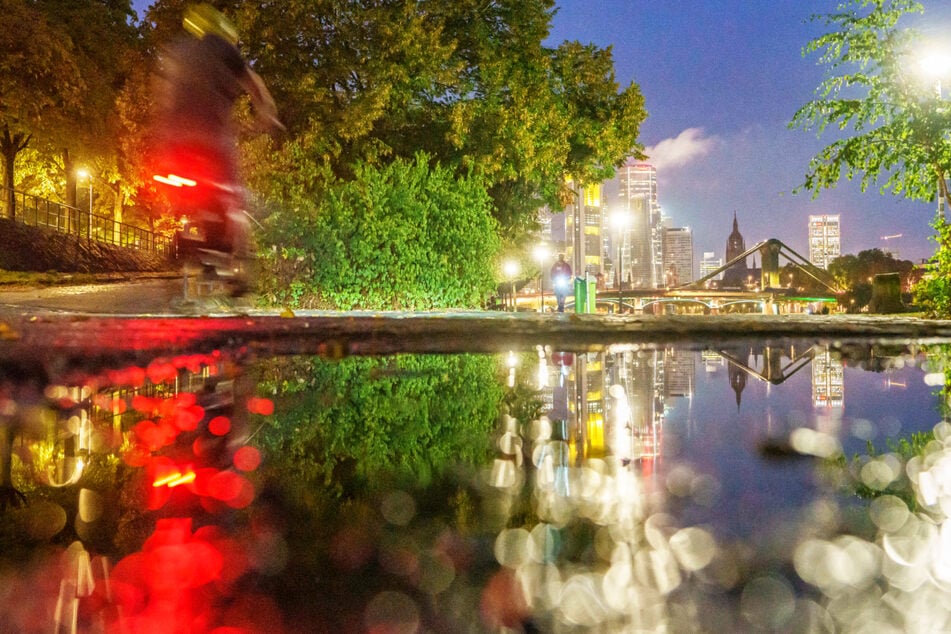 Der Starkregen in der Nacht hinterließ große Pfützen am Mainufer in Frankfurt.