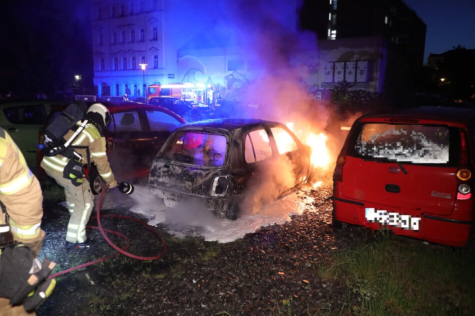 Die Feuerwehr löschte die Flammen mittels Wasser und Schaum.