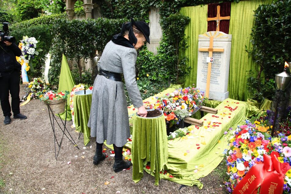 Am Grab von Fritz Wepper (†82) auf dem Winthirfriedhof nahm Barbara Engel (71) Abschied von ihrem langjährigen Freund.