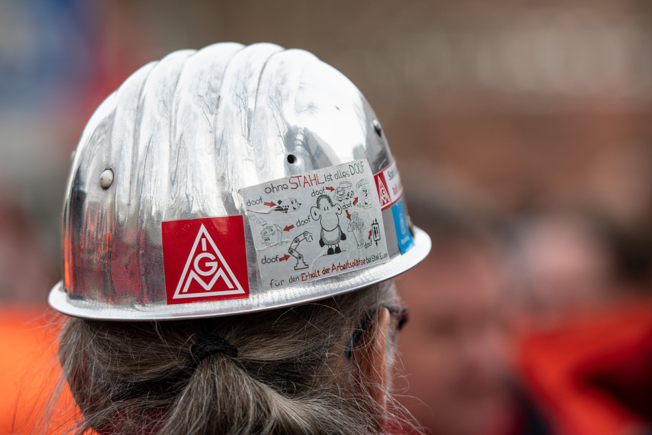 Das Logo der IG Metall auf dem Helm eines Stahlarbeiters in Dortmund.