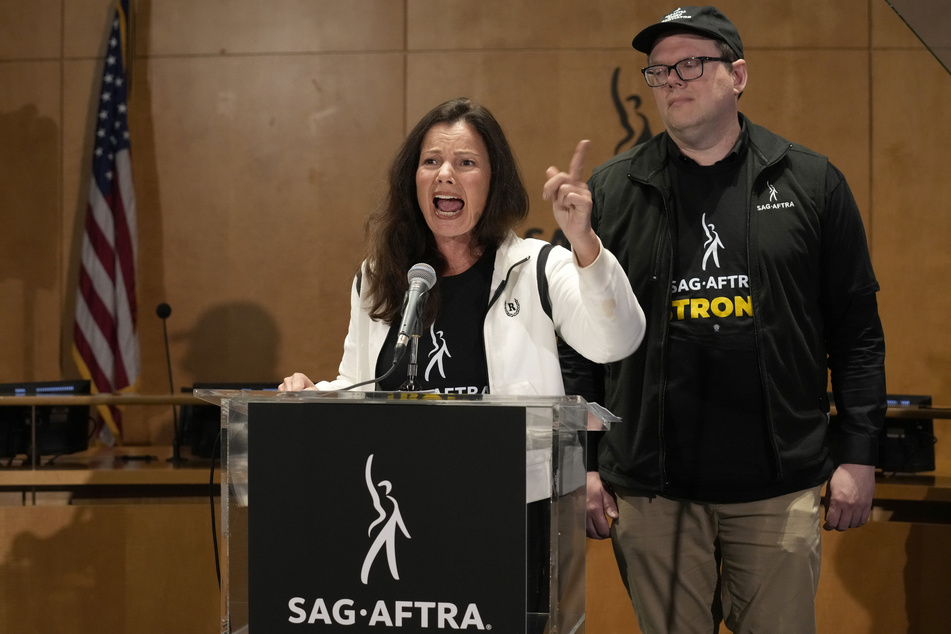 Für den Streik fand sie klare Worte: Fran Drescher (65), Vorsitzende der Gewerkschaft "SAG-AFTRA", bezeichnet den Filmverband "AMPTP" als "gierige Einheit".