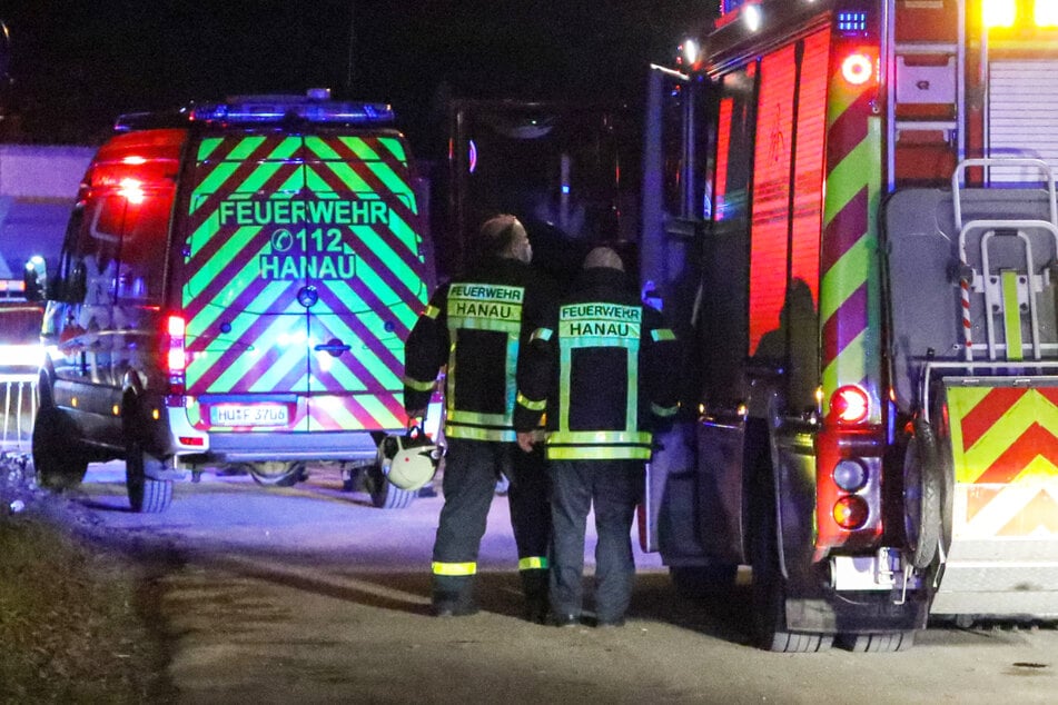 Tödliches Zug-Unglück in Hanau: Zahlreiche Einsatzkräfte von Feuerwehr, Polizei und Rettungsdienst rückten aus.