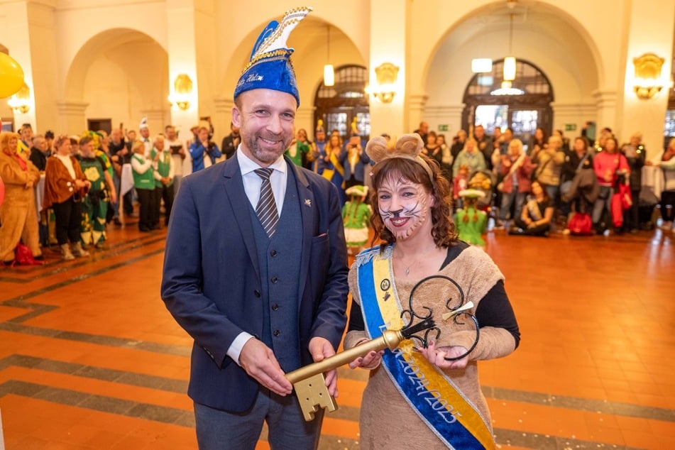 Dr. Michael Ruprecht mit der neuen Löwin Leila.