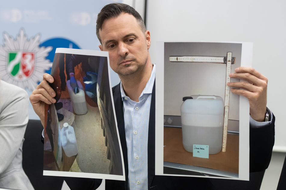 Fotos von Kanistern mit Vorstufen zur Herstellung illegaler Amphetamine. Es wurde die größte Menge synthetischer Drogen seit Jahren in Düsseldorf sichergestellt.