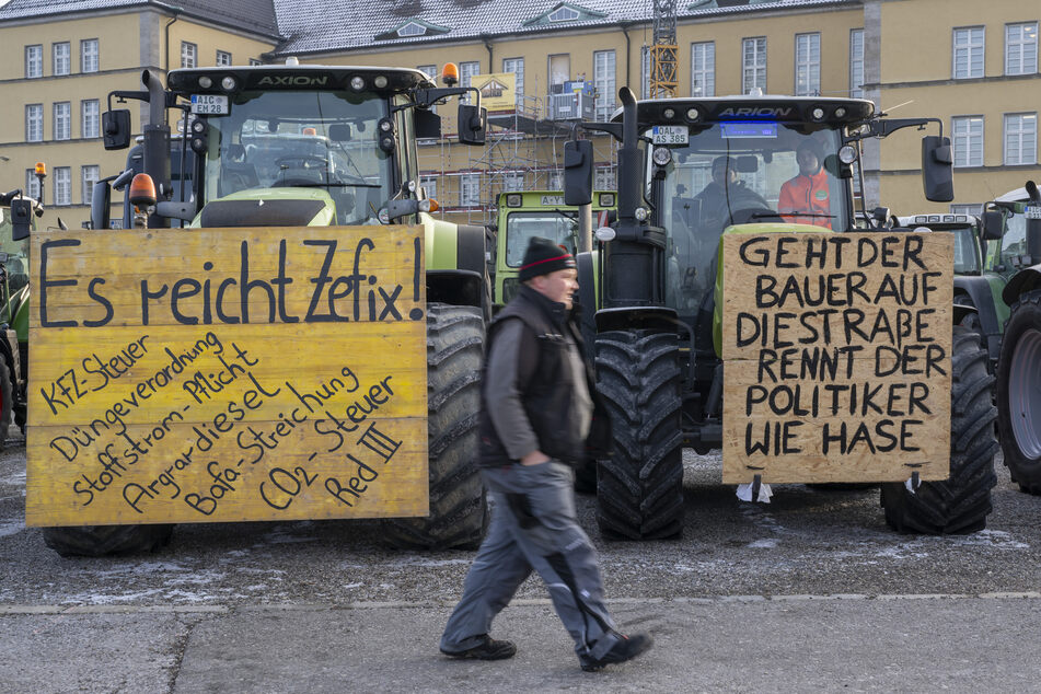 Mit hunderten Traktoren nehmen Landwirte an einer Kundgebung auf dem Plärrer in der Stadt teil.