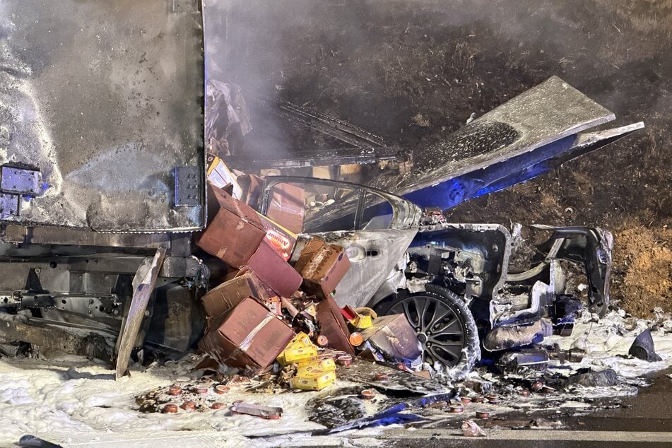 Von dem Fahrzeug blieb nur ein Wrack übrig.